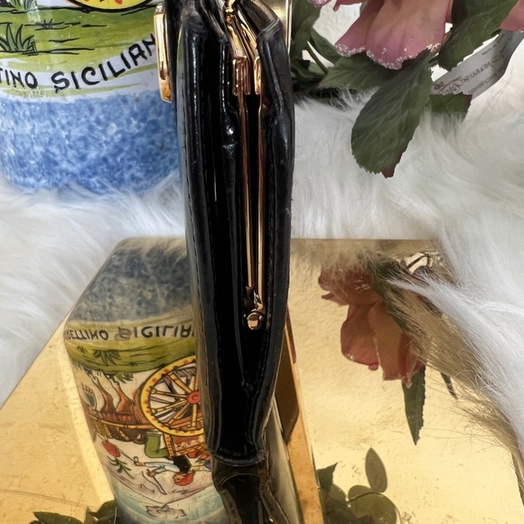 Gucci Leather Wallet with Kiss Lock - Picture 6 of 16